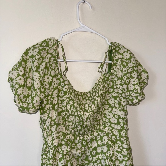 ASTR the Label Green and Taupe Ditsy Square Neck Ruched
Dress Size Medium - Picture 8 of 9